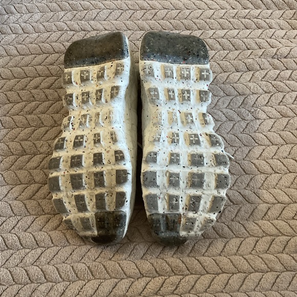 Nike. 10.5. White - Picture 6 of 7